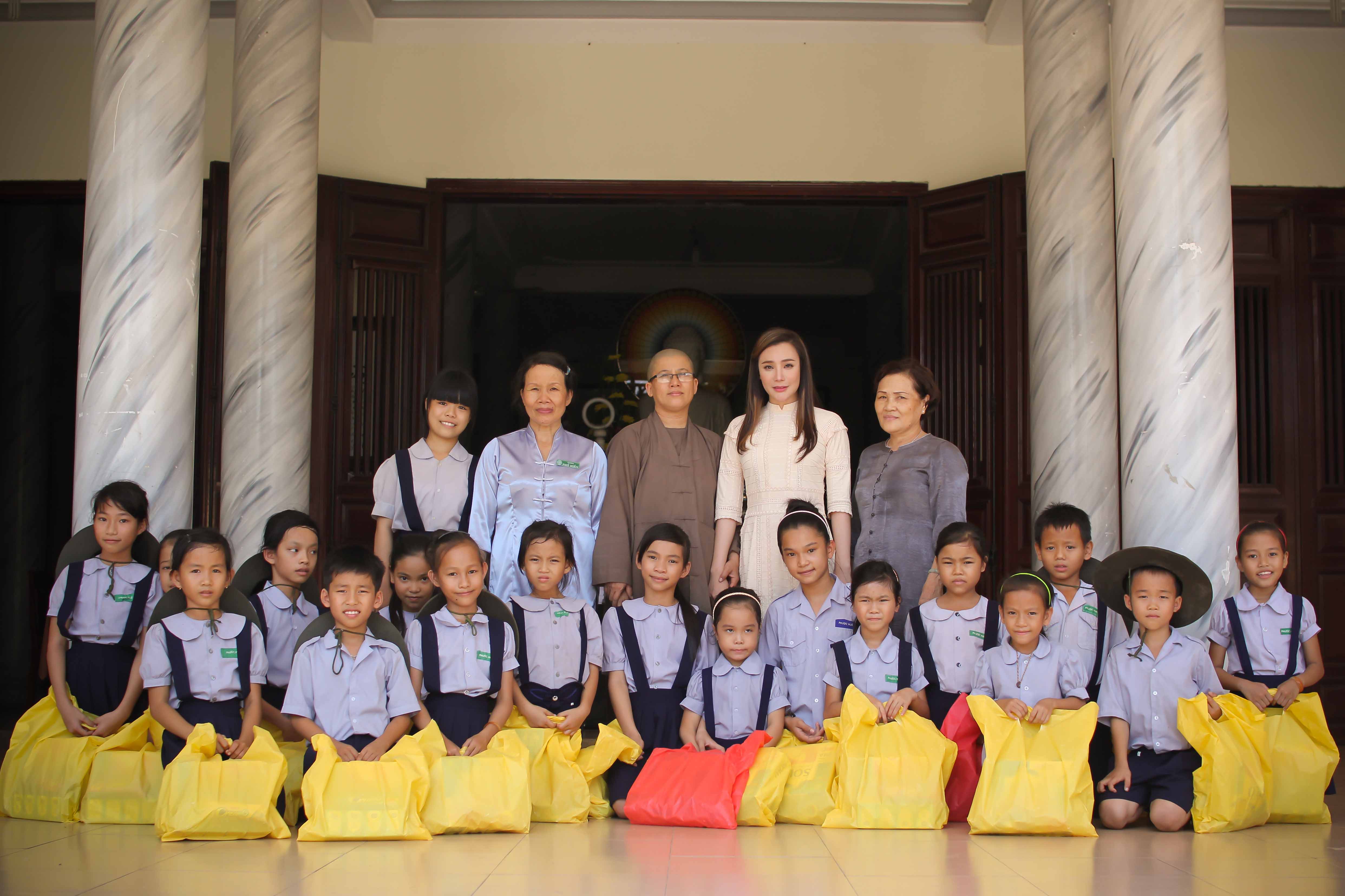 Cả thầy và trò đội Hồ Quỳnh Hương chụp ảnh cùng Sư thầy và trẻ mồ côi ở chùa trước khi rời về ngôi nhà chung để tập luyện cho cuộc thi.